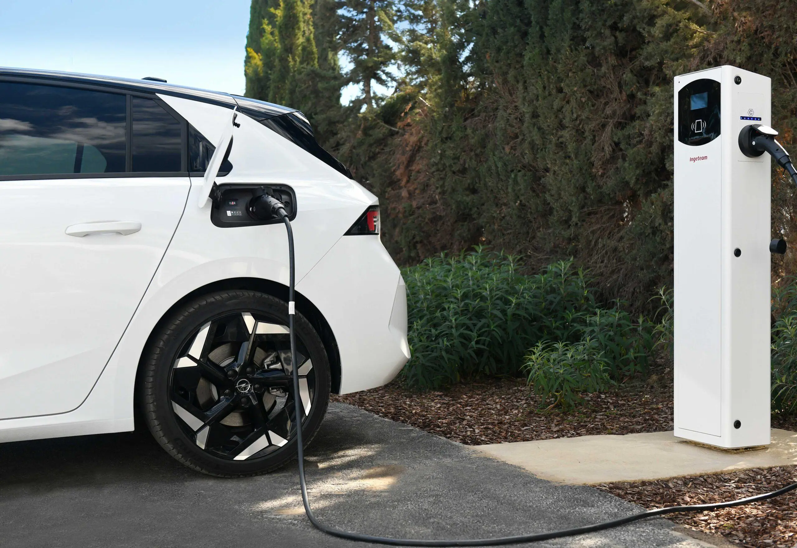 Opel Astra GSe charging