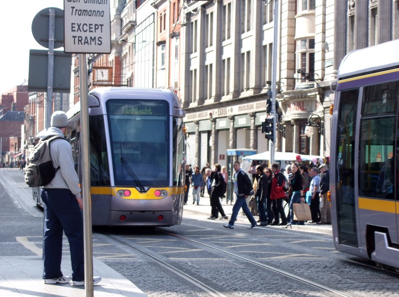 https://upload.wikimedia.org/wikipedia/commons/e/e0/Luas_Red_Line_trams_in_Dublin_Northside.jpg