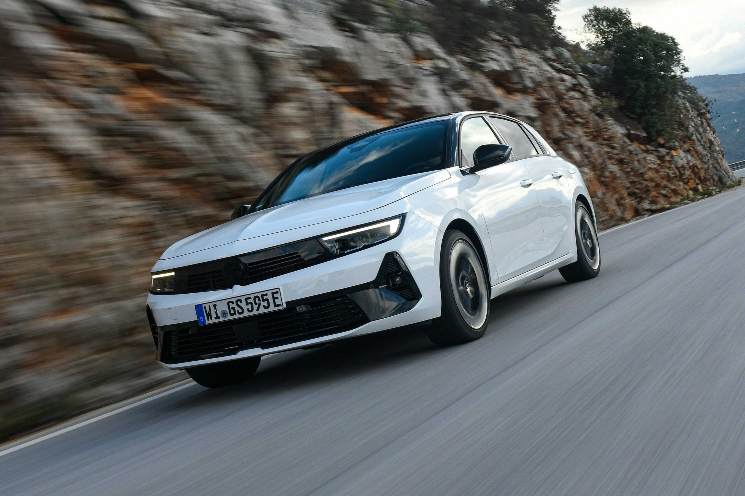 Opel Astra GSe Driving