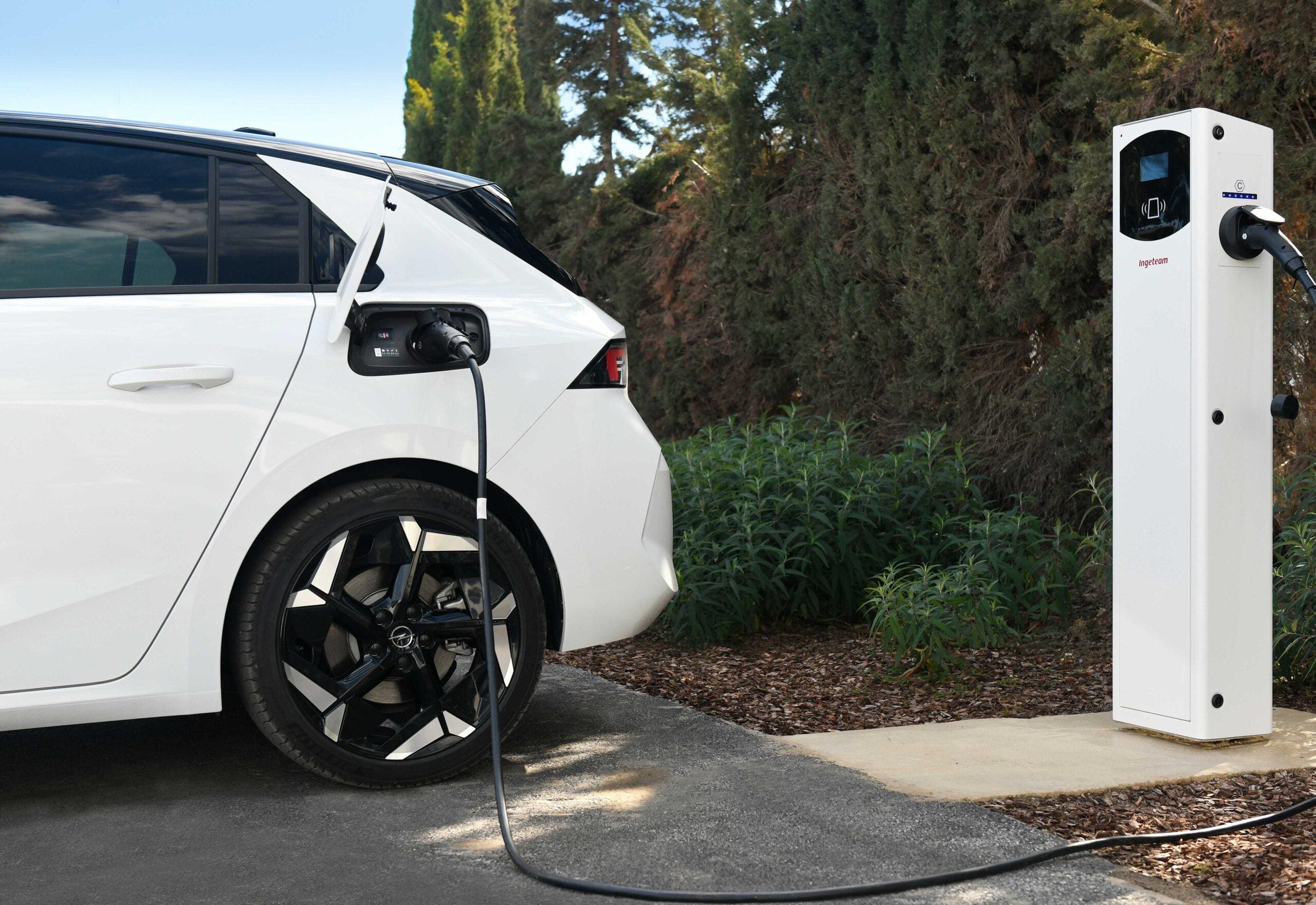 Opel Astra GSe charging