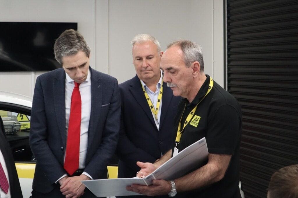 Minister Simon Harris welcomes AA Ireland efforts to tackle mechanic shortage