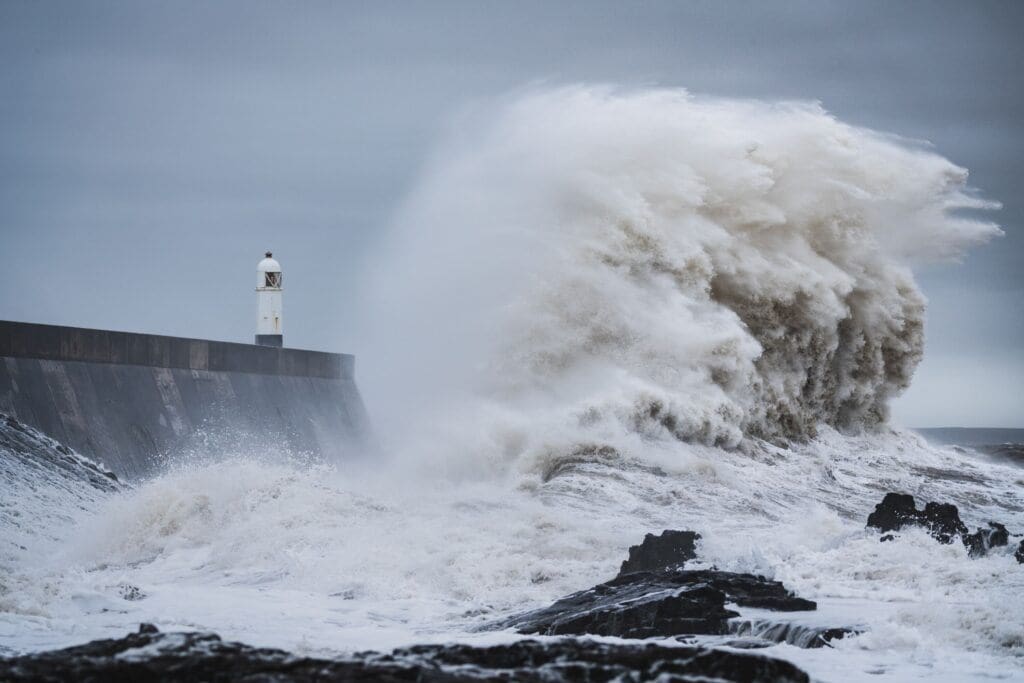 Driving in Strong Winds – Top 10 Tips